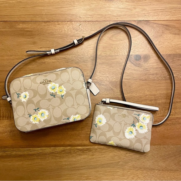 Coach Set Camera Bag & Wristlet!! NWT signature pattern with daisy accents! - Picture 2 of 15